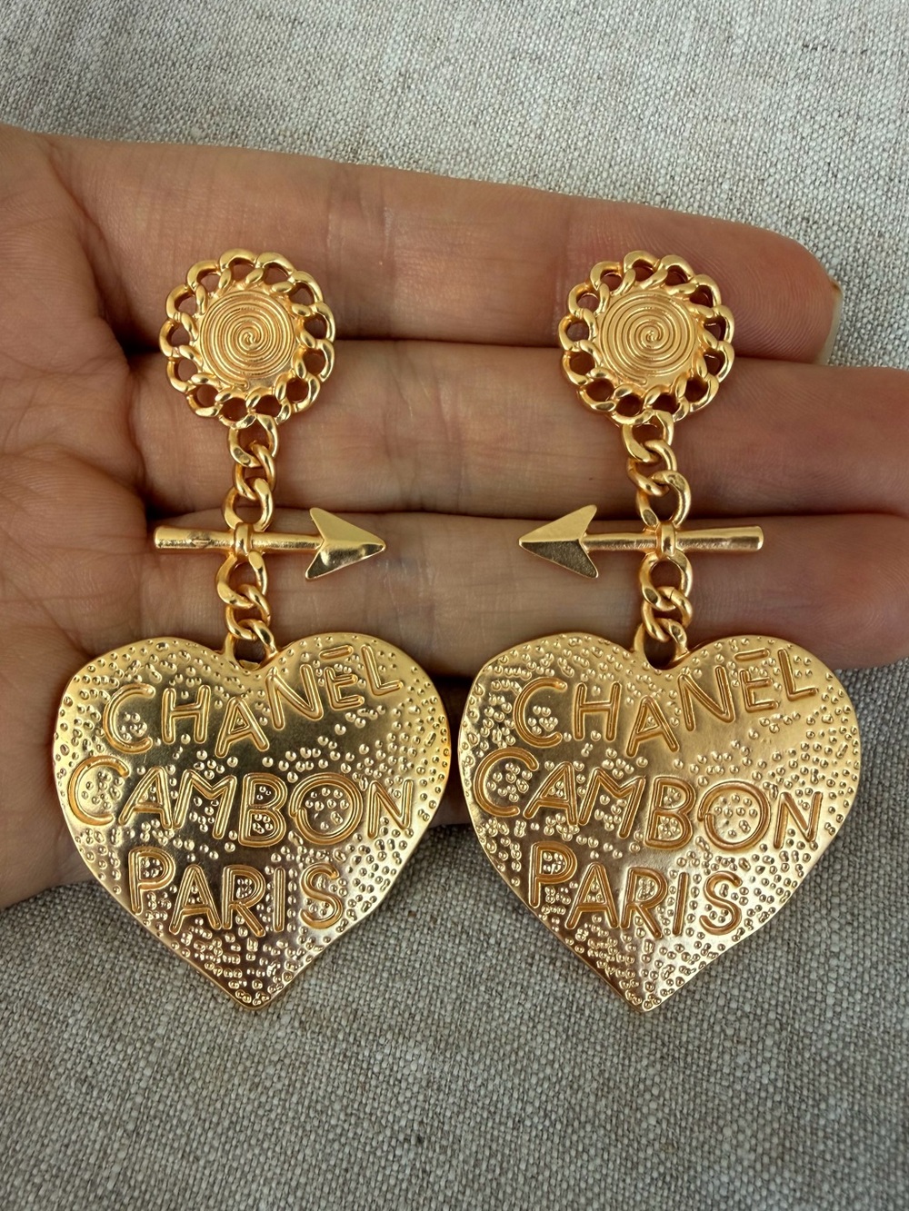 ✨Vintage CHANEL Gold Heart Drop Earrings with Arrow Motif💘